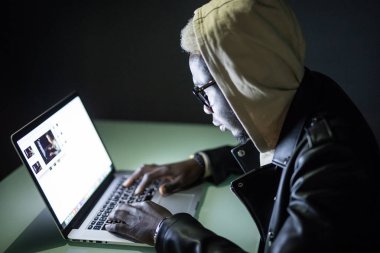 Karanlıkta, yüzü ile Afro Amerikan hacker erişim bilgilerini çalmak ve bilgisayarlar ve sistemleri enfekte tatili. kesmek ve siber savaş kavramı