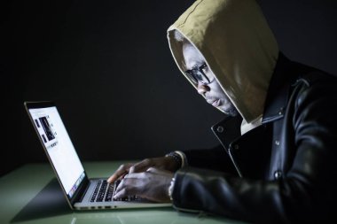 Gece karanlık kesmek ağlar veya e-posta hesabında dizüstü bilgisayar kullanan başlıklı Afro Amerikan Hacker