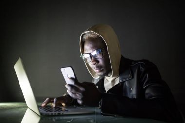 Geliştirici gece onun laptop yazılım geliştirmektedir. hacker karanlıkta siber saldırı için kötü amaçlı yazılım, casus yazılım, virüs vb geliştiriyor.