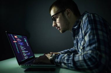 Hacker saldırı sunucunun içinde belgili tanımlık karanlık. Hacker saldırı ağ ve sunucular, codec bileşeni ve virüs. Hacker gece.