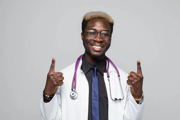 Vízszintes Vértes fiatal afro-amerikai orvos képen a elszigetelt fehér háttér viselt egységes, és feltartotta mutatóujját, mintha érdekes ötlet vagy megoldás kezeléséről szóló — Stock Fotó