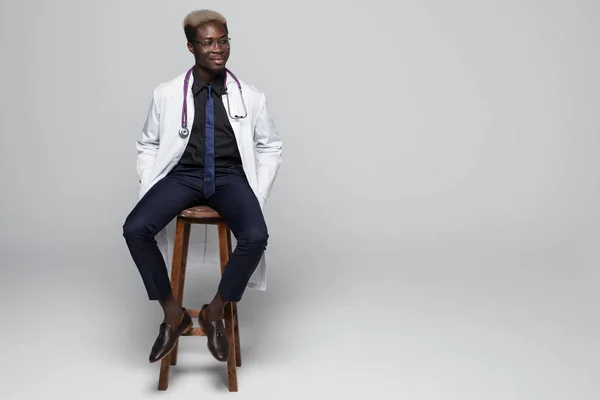 -Afrikai egészségügyi orvos ember elszigetelt szürke háttér — Stock Fotó