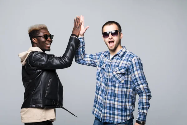 Beyaz adam ve yüksek beş üzerinde gri bankamatik izole vererek afroamerican adam