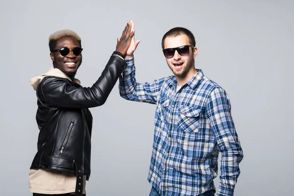 Beyaz adam ve yüksek beş üzerinde gri bankamatik izole vererek afroamerican adam