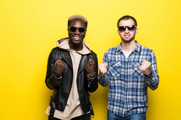 Молодые смешанные расы лучшие друзья с победой жест изолирован на желтом фоне — стоковое фото