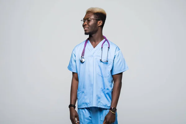 Fiatal afro-amerikai férfi orvos, egy szürke háttér — Stock Fotó