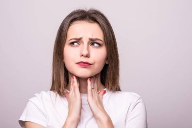 gri bir arka plan üzerinde izole boğaz, yakın çekim, güzel genç kadın vardır