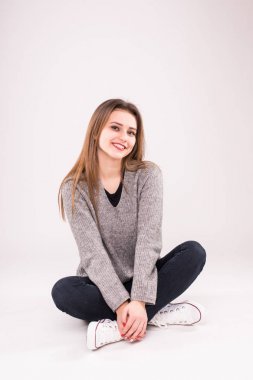 Beyaz zemin üzerinde beyaz izole poz genç güzel kadın