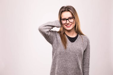 çekici depresif genç kız tutun ellerini kafasına, izole beyaz arka plan üzerinde.