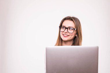 Beyaz bir arka plan üzerinde izole dizüstü bilgisayar tutan bir gülümseyen kız portresi