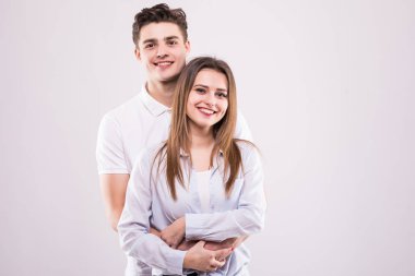 Erkek ve kadın arasındaki romantik ilişki kavramı. Bronz ten ve yakışıklı erkek ile kız üzerinde izole gri arka plan ayakta