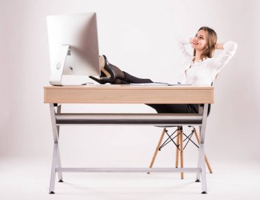 Genç çekici başarılı işkadını bacaklarının üzerinde beyaz izole masanın üstünde dinlenme