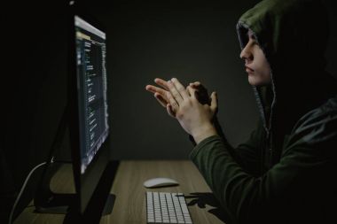 Tehlikeli kukuletalı Hacker hükümet veri sunucuları keser ve bir virüs ile onların sistemi bozar. Onun saklanma yerine karanlık bir atmosfere sahiptir.