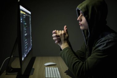 Tehlikeli kukuletalı Hacker hükümet veri sunucuları keser ve bir virüs ile onların sistemi bozar. Onun saklanma yerine karanlık bir atmosfere sahiptir.