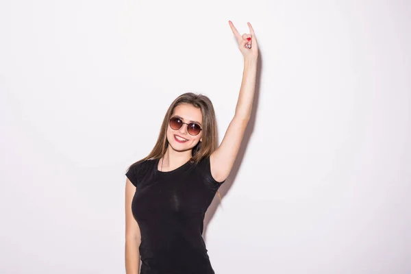 Érzelmi divat őrült lány fekete pólót és rock napszemüveg sikoly tartja a fejét sziklás nő szürke háttér — Stock Fotó