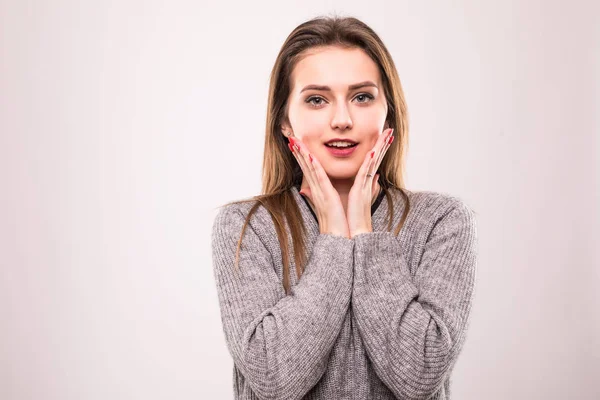 Retrato de mujer conmocionada con la boca abierta mirando hacia otro lado aislado en un gris —  Fotos de Stock