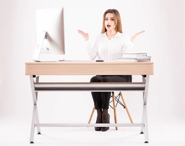 Imagem de uma bela mulher de negócios parece chocada enquanto trabalhava com um computador na mesa — Fotografia de Stock