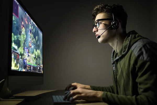 Bir profesyonel bilgisayar oyuncu bir bilgisayar üzerinde çalış. Oyun bağımlılığı