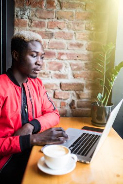 Laptop kafede kahve ile çalışma Afrika iş adamı gülümseyen portresi