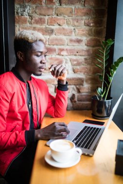 Laptop kafede kahve ile çalışma Afrika iş adamı gülümseyen portresi