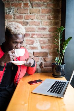 Café'de sabah kahve içme mutlu bir afro Amerikalı adam portresi