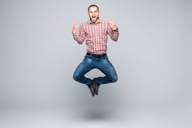 Yakışıklı genç adam izole üzerinde beyaz arka plan atlama