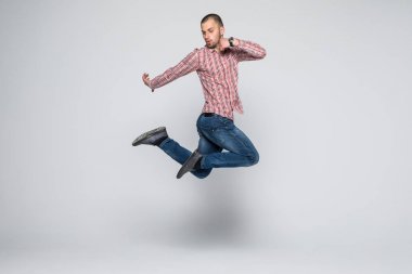 Yakışıklı genç adam izole üzerinde beyaz arka plan atlama