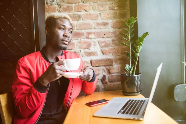 Retrato del hombre afro bebiendo taza de café en la cafetería — Foto de Stock