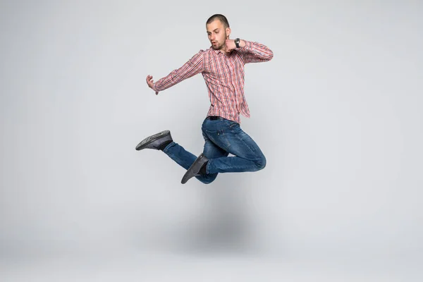 Yakışıklı genç adam izole üzerinde beyaz arka plan atlama — Stok fotoğraf