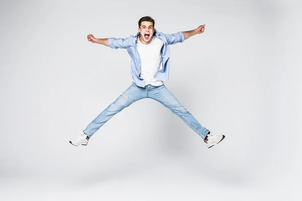 Sorrindo homem alegre pulando sobre fundo branco . — Fotografia de Stock