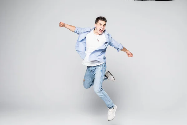 Felicidade, liberdade, movimento e conceito de pessoas - jovem sorridente pulando no ar isolado no fundo branco — Fotografia de Stock