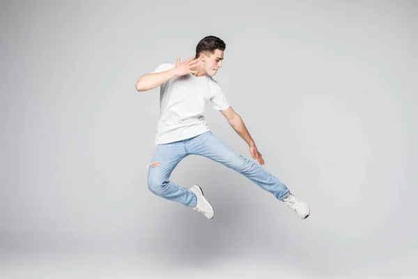 Felicidade, liberdade, movimento e conceito de pessoas - jovem sorridente pulando no ar isolado no fundo branco — Fotografia de Stock