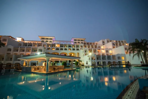 Yaz aylarında deniz ve spa Resort Yüzme havuzlu lüks otel gece aydınlatmalı günbatımı — Stok fotoğraf