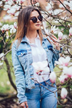 Güzel bahar kız çiçek ağacında açık havada