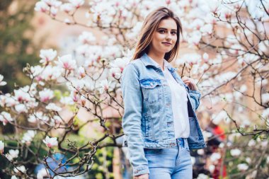 ağaç genç kız ayakta Manolya çiçek çiçekler