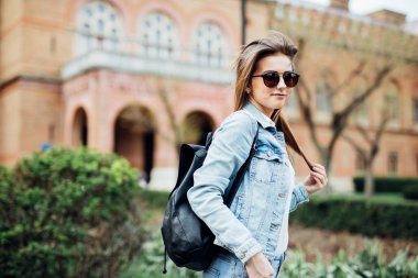 Genç öğrenci kız açık havada Üniversitesi'nde portresi