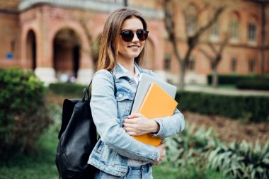 smartyoung kadın üniversite öğrencisi kampüste el dizüstü bilgisayarlar ile