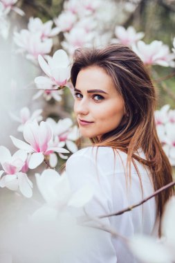 Manolya çiçek çiçekler içindeki tatlı güzel genç kız portresi