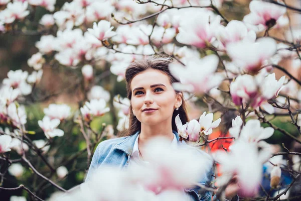 Bella ragazza di primavera in albero dei fiori all'aperto — Foto Stock