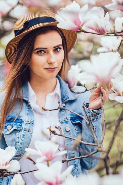 Szép tavaszi lány nyári kalap közelében Tavaszi fa blossom virág — Stock Fotó