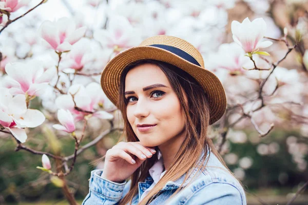 Felice bella giovane donna nel parco dei fiori primaverili con alberi di magnolia . — Foto Stock