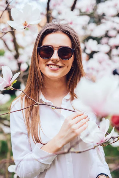 Ritratto di Bella donna primaverile in giardino con fiori di magnolia — Foto Stock