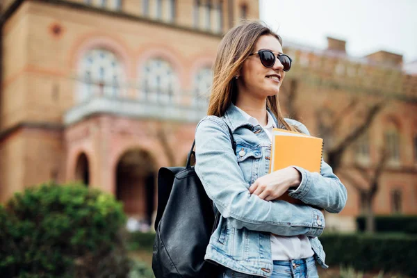 Portret mieszanej studentki rasy na kampusie — Zdjęcie stockowe