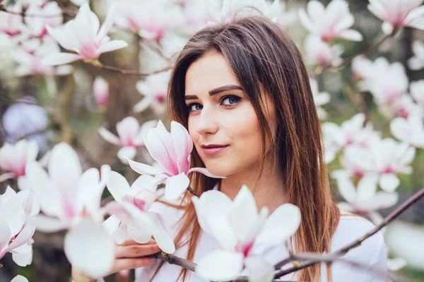 Портрет милой молодой девушки в Магнолии, цветущей цветами — стоковое фото