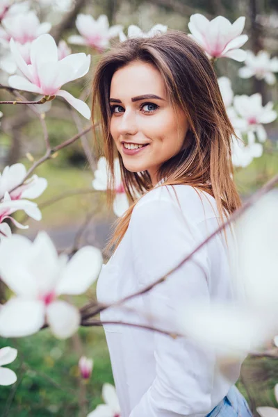 Бьюти портрет молодой девушки возле цветущей магнолии цветы на открытом воздухе в весеннем парке — стоковое фото