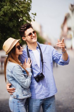 Güneşli bir günde bir şehir sokak kaldırımda yürüyordum turist genç Çift