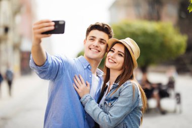 Selfie şehir sokak alarak mutlu turistler. Yeni hedef olarak büyük yaz meslek var