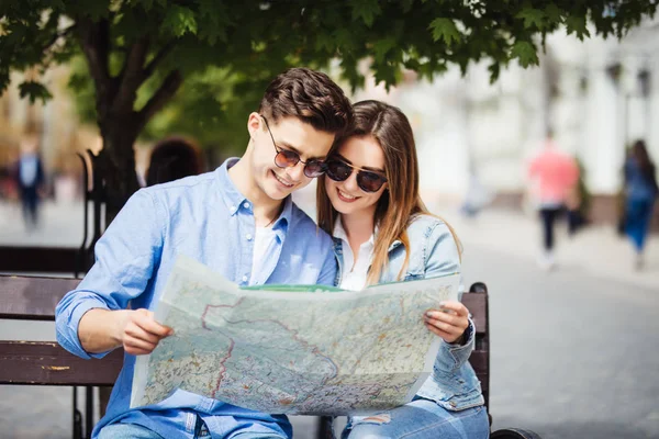 Casal feliz em férias cidade turística com mapa. Conceito de viagem . — Fotografia de Stock