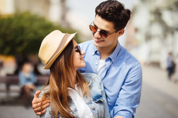 Casal sorridente apaixonado ao ar livre. Jovem casal feliz abraçando na rua da cidade. — Fotografia de Stock