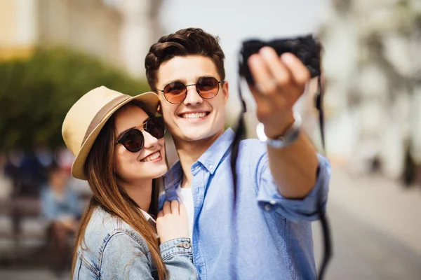 Casal de turistas tirando selfies durante a viagem na nova cidade. Viagens — Fotografia de Stock